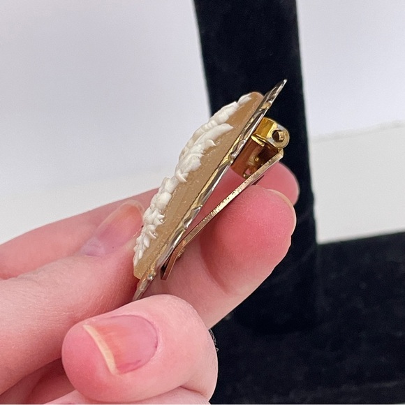 Vintage 40's Lucite Floral CAMEO CottageCore Fairy Ballet Core Retro Dress Clip - Picture 3 of 8